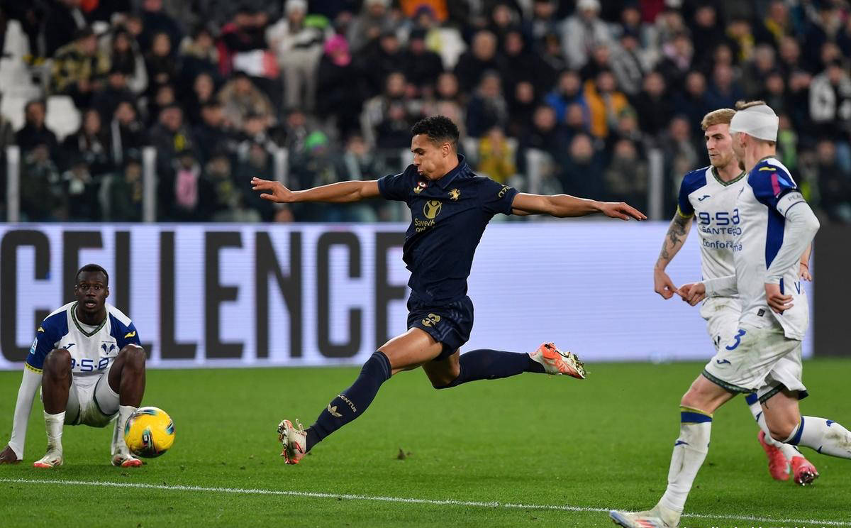 关于尤文图斯门将获得最佳守门员奖项，表现稳定的信息