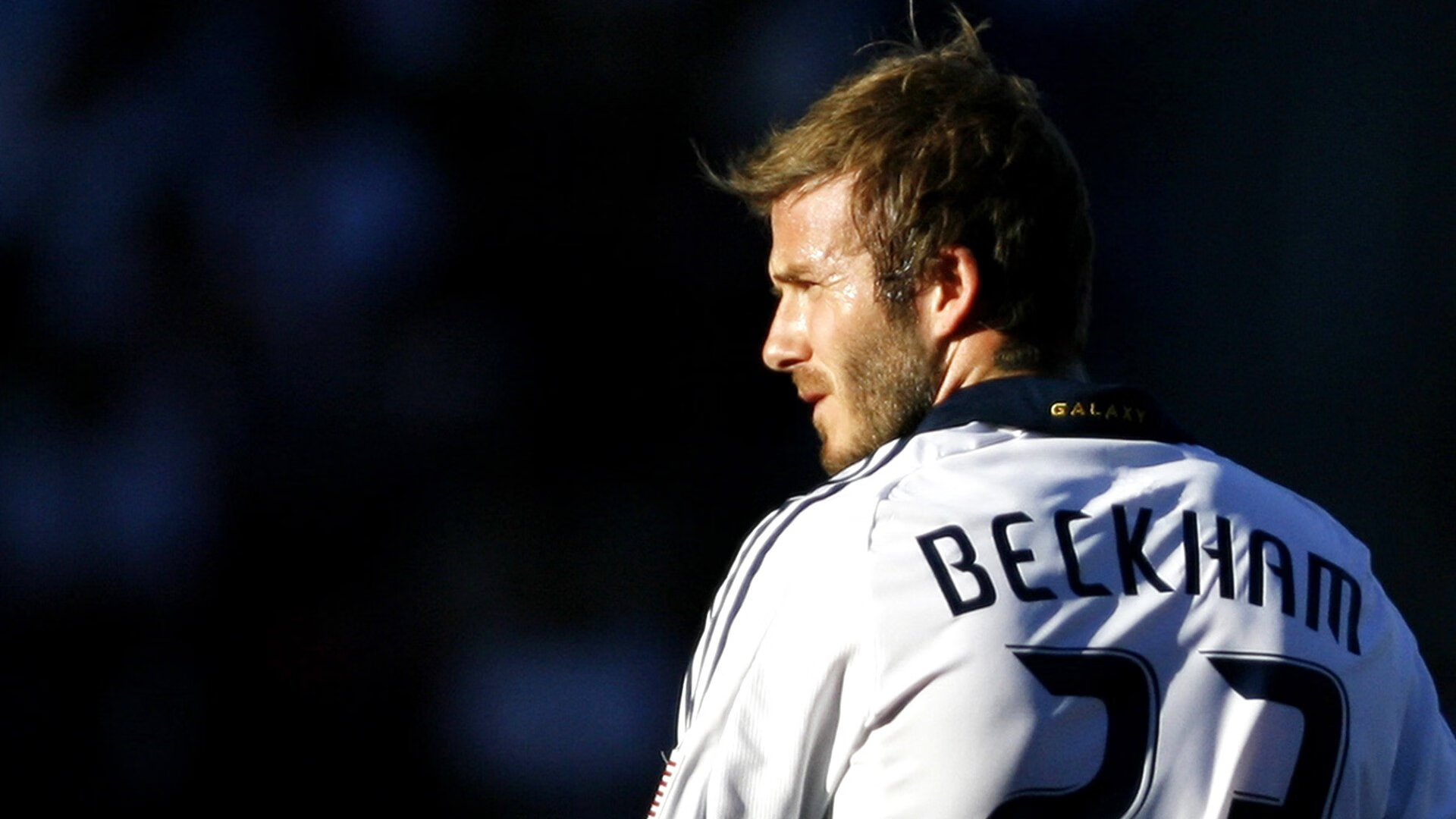 浓眉哥华丽回归！首战高光表现点燃雄鹿主场，球迷欢呼声震天